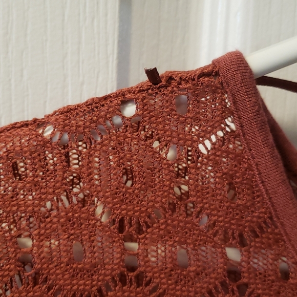 5/$20🕸 lace detail rust colored top - Picture 4 of 5
